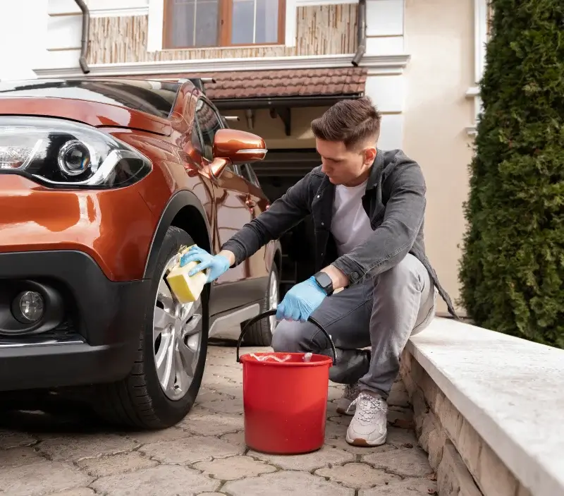 Lavage auto à domicile La Perche : professionnel intervenant sur un véhicule